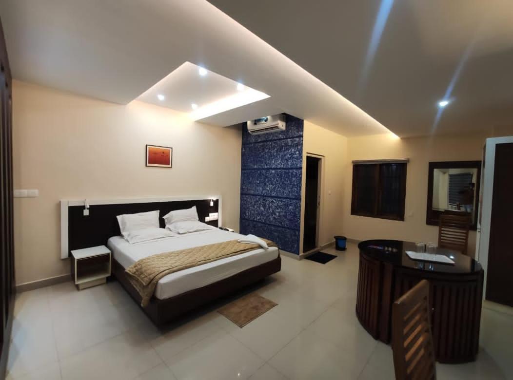Issacs Regency Hotel Sultan Bathery Exterior photo