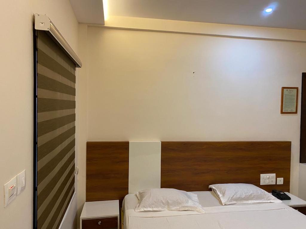 Issacs Regency Hotel Sultan Bathery Exterior photo