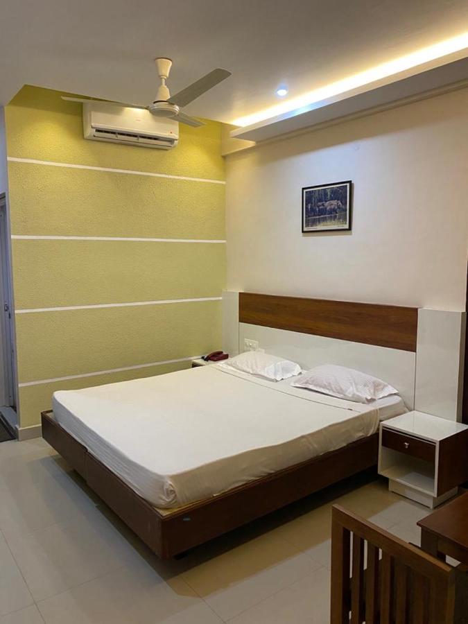 Issacs Regency Hotel Sultan Bathery Exterior photo