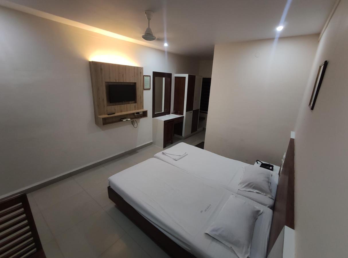 Issacs Regency Hotel Sultan Bathery Exterior photo